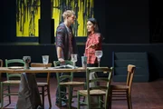 Kevin Mischke (Campbell Caspary, l.) und seine Frau Ivonne Mischke (Gamze Senol, r.) streiten sich auf der Theaterbühne. Kevin Mischke (Campbell Caspary, l.) und seine Frau Ivonne Mischke (Gamze Senol, r.) streiten sich auf der Theaterbühne.