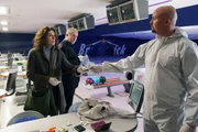 Harald Krassnitzer, Adele Neuhauser. – Bibi Fellner (Adele Neuhauser) identifiziert anhand persönlicher Dinge das Brandopfer als unter Zeugenschutz stehende, ehemalige Zwangsprostituierte. Harald Krassnitzer, Adele Neuhauser. – Bibi Fellner (Adele Neuhauser) identifiziert anhand persönlicher Dinge das Brandopfer als unter Zeugenschutz stehende, ehemalige Zwangsprostituierte.