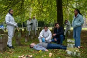 Als Darius Popescu (Komparse, liegend) getötet auf dem Friedhof aufgefunden wird, sind der Leiter der KTU Jan Arnaud (Mike Zaka Sommerfeldt, l.) und Rechtsmediziner Dr. Benedikt Förster (Florian Wünsche, 2.v.l.) überrascht: Er wurde mit einem Holzpflock in der Brust umgebracht. Für die Kommissare Jo Stoll (Peter Ketnath, 2.v.r.) und Toni Kidane (Iman Tekle, r.) beginnt eine außergewöhnlich düstere Ermittlungsarbeit. Als Darius Popescu (Komparse, liegend) getötet auf dem Friedhof aufgefunden wird, sind der Leiter der KTU Jan Arnaud (Mike Zaka Sommerfeldt, l.) und Rechtsmediziner Dr. Benedikt Förster (Florian Wünsche, 2.v.l.) überrascht: Er wurde mit einem Holzpflock in der Brust umgebracht. Für die Kommissare Jo Stoll (Peter Ketnath, 2.v.r.) und Toni Kidane (Iman Tekle, r.) beginnt eine außergewöhnlich düstere Ermittlungsarbeit.