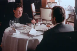 Conrad (Sean Penn, li.) macht seinem Bruder Nicholas (Michael Douglas, re.) ein Geschenk, das er nicht ablehnen kann.; Zur ARTE-Sendung Das Geschenk seines Lebens Conrad (Sean Penn, li.) macht seinem Bruder Nicholas (Michael Douglas, re.) ein Geschenk, das er nicht ablehnen kann. &copy; 1997 PolyGram Filmed Entertainment, Inc./All rights reserved Foto: ARTE F Honorarfreie Verwendung nur im Zusammenhang mit genannter Sendung und bei folgender Nennung "Bild: Sendeanstalt/Copyright". Andere Verwendungen nur nach vorheriger Absprache: ARTE-Bildredaktion, Silke W&ouml;lk Tel.: +33 3 90 14 22 25, E-Mail: bildredaktion@arte.tv