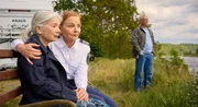 Maike Junghans (Carina Wiese, M.) mit Hilde Bieber (Ilona Schulz, l.) und Kurt Brandner (Heiner Hardt, r.). Maike Junghans (Carina Wiese, M.) mit Hilde Bieber (Ilona Schulz, l.) und Kurt Brandner (Heiner Hardt, r.).