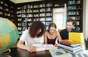 Reporter Constantin (re.), Robin und Luisa in der internatseigenen Bibliothek. Reporter Constantin (re.), Robin und Luisa in der internatseigenen Bibliothek.