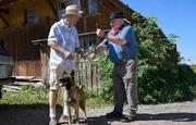 Bauer Merz (Georg Blumreiter, rechts) hat sich im Monat vertan: Er soll schon jetzt auf Waldis (Michael Schmitter, links) Wachhund Fleischwolf aufpassen.