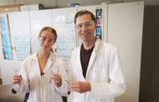 Reporter Constantin und Schülerin Luisa im Chemieunterricht. Reporter Constantin und Schülerin Luisa im Chemieunterricht.