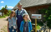 Bauer Merz (Georg Blumreiter, Mitte) bekommt Besuch von seinen Enkelinnen Jack (Holly Herrlein, rechts) und Olivia (Laetitia Frey, links).