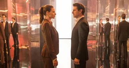 Ilsa Faust (Rebecca Ferguson, l.); Ethan Hunt (Tom Cruise, r.)