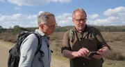 Wissenschaftsjournalist Axel Wagner (links) mit Erwin van Maanen (rechts). Dieser verfolgt gefährliche Wölfe in den Niederlanden Wissenschaftsjournalist Axel Wagner (links) mit Erwin van Maanen (rechts). Dieser verfolgt gefährliche Wölfe in den Niederlanden