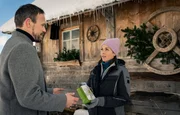 Constantin (Robert Besta) kommt unangekündigt in die Säge und überreicht Sophie (Janina Flieger) ein Geschenk – zum Hochzeitstag. Er wünscht sich, Weihnachten als Familie zu verbringen. Constantin (Robert Besta) kommt unangekündigt in die Säge und überreicht Sophie (Janina Flieger) ein Geschenk – zum Hochzeitstag. Er wünscht sich, Weihnachten als Familie zu verbringen.