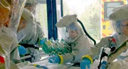 Krankenhäuser müssen heute auf Krisen vorbereitet sein, die noch vor wenigen Jahren kaum vorstellbar schienen. Flut und Hitze, Hackerangriffe, Terror, Sabotage und Krieg sind längst keine abstrakten Szenarien mehr. Wie gut ist das deutsche Gesundheitssystem auf diese neue Realität vorbereitet? Und was ist uns eine verlässliche medizinische Versorgung in einer zunehmend unsicheren Welt wert? – Training auf der Sonderisolierstation der Charité Krankenhäuser müssen heute auf Krisen vorbereitet sein, die noch vor wenigen Jahren kaum vorstellbar schienen. Flut und Hitze, Hackerangriffe, Terror, Sabotage und Krieg sind längst keine abstrakten Szenarien mehr. Wie gut ist das deutsche Gesundheitssystem auf diese neue Realität vorbereitet? Und was ist uns eine verlässliche medizinische Versorgung in einer zunehmend unsicheren Welt wert? – Training auf der Sonderisolierstation der Charité