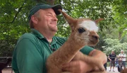 Volker Friedrich freut sich über das neue Alpakababy. Volker Friedrich freut sich über das neue Alpakababy.