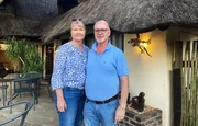 Die Auswanderer Stephan und Sabine auf der Terrasse ihrer „Immanuel Lodge“. Die Auswanderer Stephan und Sabine auf der Terrasse ihrer „Immanuel Lodge“.