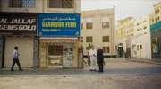 Jeffrey Rhodes unterhält sich mit einem Geschäftsmann auf dem Gold Souk in Dubai. Jeffrey Rhodes unterhält sich mit einem Geschäftsmann auf dem Gold Souk in Dubai.