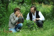 Fanny sucht verzweifelt nach Ersatz f&uuml;r Uris Heilkr&auml;uter, die sie arglos entsorgt hat. Von links: Fanny Lechner (Katrin Lux) und Gregor Brunner (Holger M. Wilhelm).