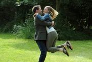 Caro und Ludwig k&ouml;nnen ihr Gl&uuml;ck kaum fassen. Von links: Ludwig Brunner (Martin Wenzl) und Caro Ertl (Teresa Rizos).
