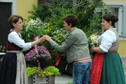 Fanny hofft auf die Unterst&uuml;tzung der Landfrauen, um Uris Heilkr&auml;uter zu ersetzen. Von links: Rosi Brunner (Brigitte Walbrun), Fanny Lechner (Katrin Lux) und Monika Vogl (Christine Reimer).