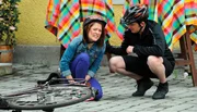 Mit einer vorget&auml;uschten Verletzung versucht Kathi sich vor dem Wettrennen zu dr&uuml;cken. Von links: Katharina Benninger (Carina Dengler) und Florian Brunner (Tommy Schwimmer).