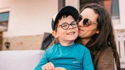 Matheo ist sehbehindert. Er liebt es, sich mit seiner Mama um die Ziegen auf ihrem Bauernhof zu k&uuml;mmern.
