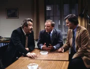 Kriminalobermeister Hans Brettschneider (Willy Harlander, links) und Kriminalkommissar Ludwig Lenz (Helmut Fischer, rechts) mit ihrem Vorgesetzten, Kriminalrat Schubert (Rolf Castell), der sich &uuml;ber die Fortschritte der Untersuchungen Bericht erstatten l&auml;sst.