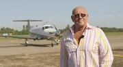 Der Unternehmer Klaus Eckhof läuft über ein Flugfeld in Uganda. Der Unternehmer Klaus Eckhof läuft über ein Flugfeld in Uganda.