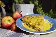 Smulpaj med äpplen ist ein Streuselkuchen mit Äpfeln. Smulpaj med äpplen ist ein Streuselkuchen mit Äpfeln.