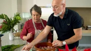 Catarina und Andreas marinieren Schweinefleisch für ein Carne Vinha e Alhos. Catarina und Andreas marinieren Schweinefleisch für ein Carne Vinha e Alhos.