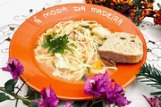 Vorbereitung für ein Festmahl: Hühnersuppe ist auf Madeira in der Vorweihnachtszeit ein Muss. Vorbereitung für ein Festmahl: Hühnersuppe ist auf Madeira in der Vorweihnachtszeit ein Muss.