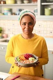 Nadiya mit ihrer schnell gemachten Lachs-Poké-Bowl. Nadiya mit ihrer schnell gemachten Lachs-Poké-Bowl.