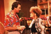 Magnum (Tom Selleck, l.) erwartet eine große Überraschung, als er auf Brenda (Eileen Brennan, r.) trifft. Diese behauptet nämlich, die Mutter von Carol zu sein ... Magnum (Tom Selleck, l.) erwartet eine große Überraschung, als er auf Brenda (Eileen Brennan, r.) trifft. Diese behauptet nämlich, die Mutter von Carol zu sein ...