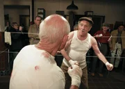 Tragen heimlich Boxk&auml;mpfe &agrave; la &bdquo;Fight Club&ldquo; aus: Dells Gro&szlig;vater Wendell (George Segal, vorne r.) und Nate (John Brandon, vorne l.) ...