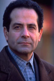 (1. Staffel) - Seitdem seine Frau ermordet wurde, leidet der ehemalige Polizeiermittler Adrian Monk (Tony Shalhoub) unter starken Phobien.