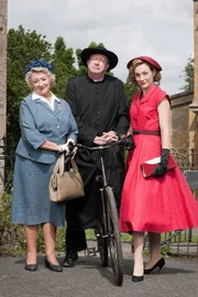 Mrs McCarthy (SORCHA CUSACK.l.), Father Brown (MARK WILLIAMS) und Lady Felicia (NANCY CARROLL,r.)