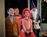 "Young Sheldon", "Ein Abend mit Satan, Carl Sagan und der heißen Veronica." Mary wird dieses Jahr von ihrer Kirchengemeinde beauftragt, sich zu Halloween etwas ganz Spezielles einfallen zu lassen, um die verlorenen Schafe wieder auf den christlichen Weg zu führen. Sie schafft es Sheldons Theaterlehrer zu überreden, sie dabei zu unterstützen. Gemeinsam planen sie das Haus der sieben Sünden einzurichten. Unterdessen flirtet Georgy mit einer Nachhilfeschülerin von Sheldon.Im Bild (v.li.): Iain Armitage (Sheldon Cooper), Wyatt McClure (Billy Sparks), Raegan Revord (Missy Cooper), Ryan Phuong (Tam).