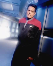 Commander Chakotay (Robert Beltran).