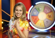 hr-fernsehen DAS SCHLAGERRAD ... FEIERT SILVESTER, Mit Ruth Moschner, am Montag (31.12.12) um 17:55 Uhr.
Ruth Moschner präsentiert die besten Schlagerhits der vergangenen sechzig Jahre.