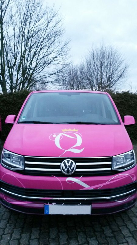 Der Shopping Queen Bus mit neuem Logo.