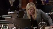 Amanda Rollins (Kelli Giddish) traut ihren Augen kaum: Die Hostess ist ihre jüngere Schwester.