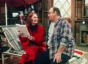 Tonys Schwiegervater Nick Milano (James Coco, r.) übergibt Mona (Katherine Helmond, l.) ein Kochbuch, das er angeblich im Gefängnis verfasst hat.