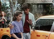 Tony (Tony Danza, r.) schenkt Samantha (Alyssa Milano, M.) ein Auto. Mona (Katherine Helmond) betrachtet das Gefährt mit Entsetzen.