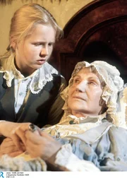 Die sterbende Tante erzählt Janna (Agnieszka Krukówna) ein Geheimnis.