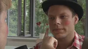 BR-Reporter Nico beim Schminken.