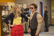 Vor Victoria (Karissa Lee Staples) gibt Teddy (Connor Price) den Superhelden.