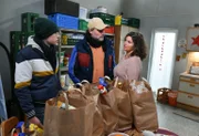 Schaffen es Basti (Lennart Borchert, l.) und sein Vater Mike (Mirco Reseg, M.), Elke (Anne Brendler, r.) an Weihnachten zu überraschen?