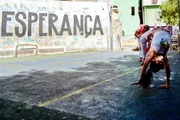 In den Armensiedlungen ist sie zu Hause: Capoeira, die brasilianische Kunst der Selbstverteidigung.Zur ARTE-Sendung
Schwerpunkt: Olympia 2016
Rio, wunderbare Stadt
Rio, die Sportliche
3: In den Armensiedlungen ist sie zu Hause: Capoeira, die brasilianische Kunst der Selbstverteidigung.
© Felix Sorger
Foto: ZDF