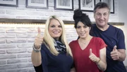 Emell Gök (M) mit Andrea und Guido, die sich eine Lösung für ihre alte Küche wünschen.