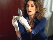 Am Tatort fallen Stella (Melina Kanakaredes) merkwürdige Einzelheiten auf: Auf dem Boden liegt ein Stück Isolierband mit Lippenstiftresten.