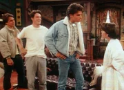 Matt (Pat Muldoon, 2.v.r.) stellt Samantha (Alyssa Milano, r.) zur Rede, weil sie mit Benjamin (Matthew Perry, 2.v.l.) alleine in einem Haus lebt. Auch Tony (Tony Danza, l.) weiß nicht, was er davon halten soll.