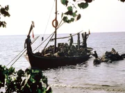 Auf einem Segelboot werden Korallenkalkblöcke transportiert.