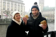 "Xenius"-Moderator Pierre möchte seinen Vitamin-D-Haushalt auffüllen. Ob die zwei Fischbrötchen da ausreichen?