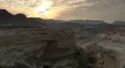 Naturschönheiten auf der Insel Qeshm. Natur pur, wilde Tiere und ein Hauch von Monument Valley. Die Insel ist durch verschiede Naturgewalten entstanden: Tektonische Plattenverschiebung, Wasser und Wind. Jährlich kommen bis zu vier Millionen, meist iranische Touristen auf die Insel.