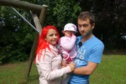 Alles andere als harmonisch: Auch in der Beziehung von Jasmin (l.) und Dominik (r.) geht es drunter und drüber. Wird ihre Jungfamilie ihre Krise überstehen, sodass Baby Stefanie (M.) mit beiden Elternteilen aufwachsen kann?